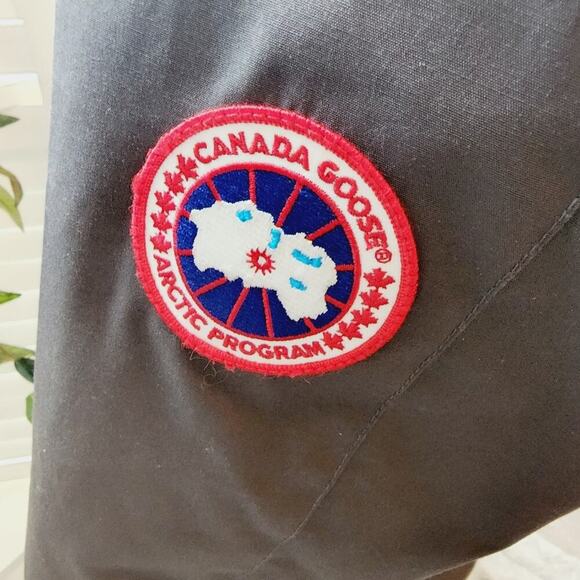 CANADA GOOSE FULLY LINED HOODED ZIP DOWN COAT SIZE SMALL - Picture 9 of 16